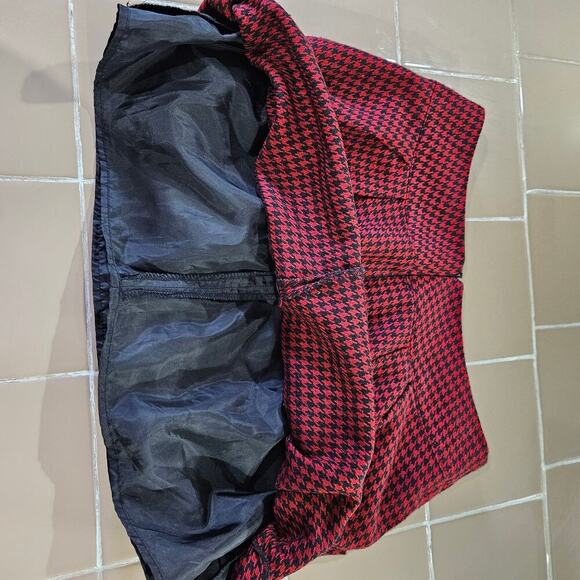 Houndstooth Tweed Red/Black Pleated Mini Skirt. Size Large (junior). - Picture 4 of 6